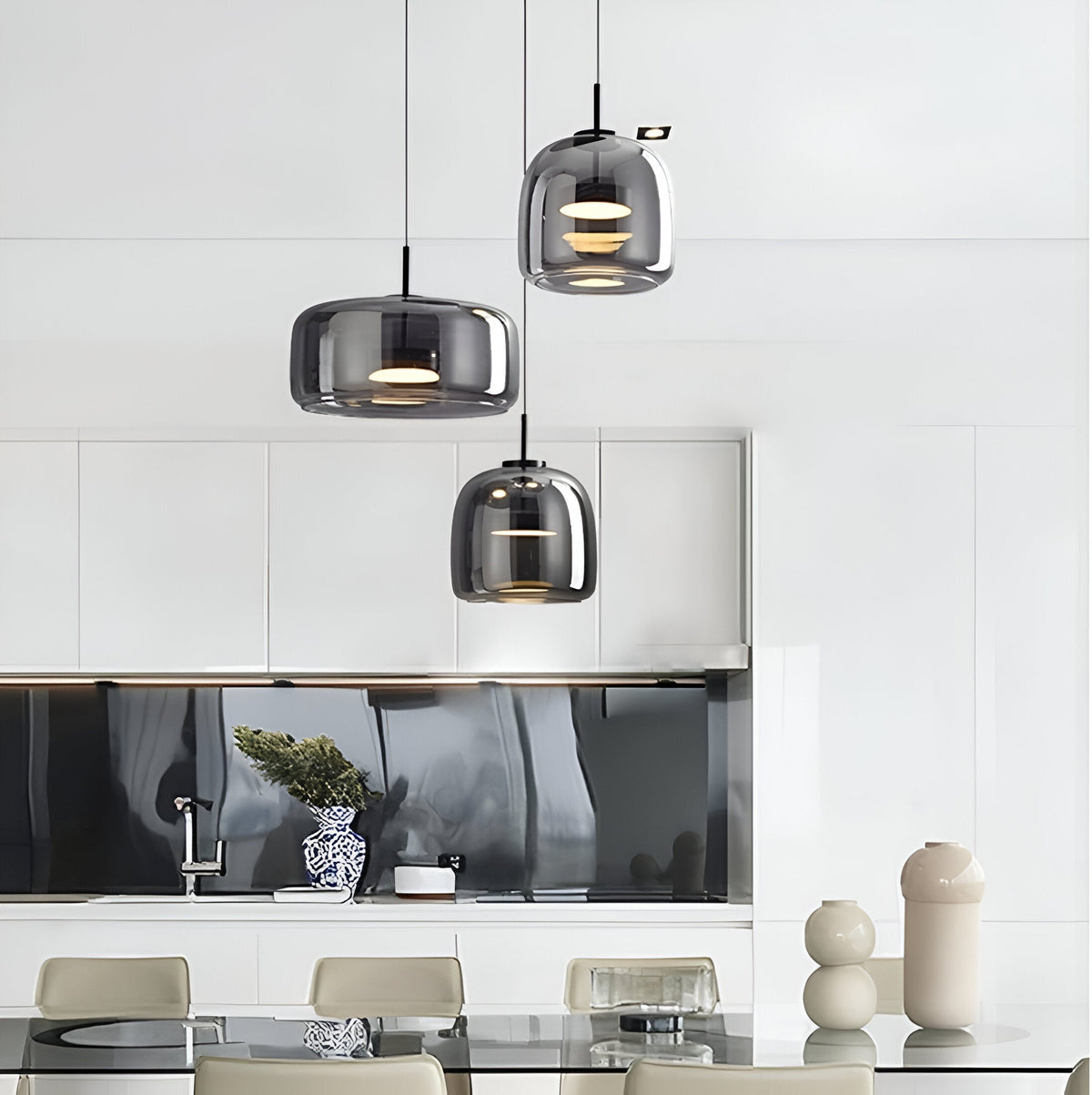 Lampa sufitowa w stylu retro z potrójnym kloszem szklanym i regulowanym oświetleniem LED