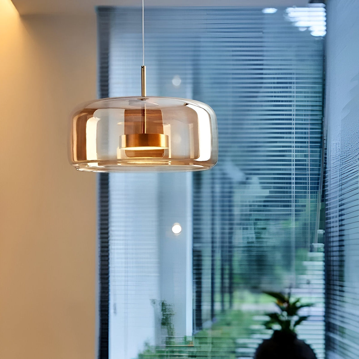 Lampa sufitowa w stylu retro z potrójnym kloszem szklanym i regulowanym oświetleniem LED