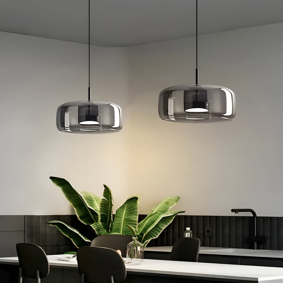 Lampa sufitowa w stylu retro z potrójnym kloszem szklanym i regulowanym oświetleniem LED