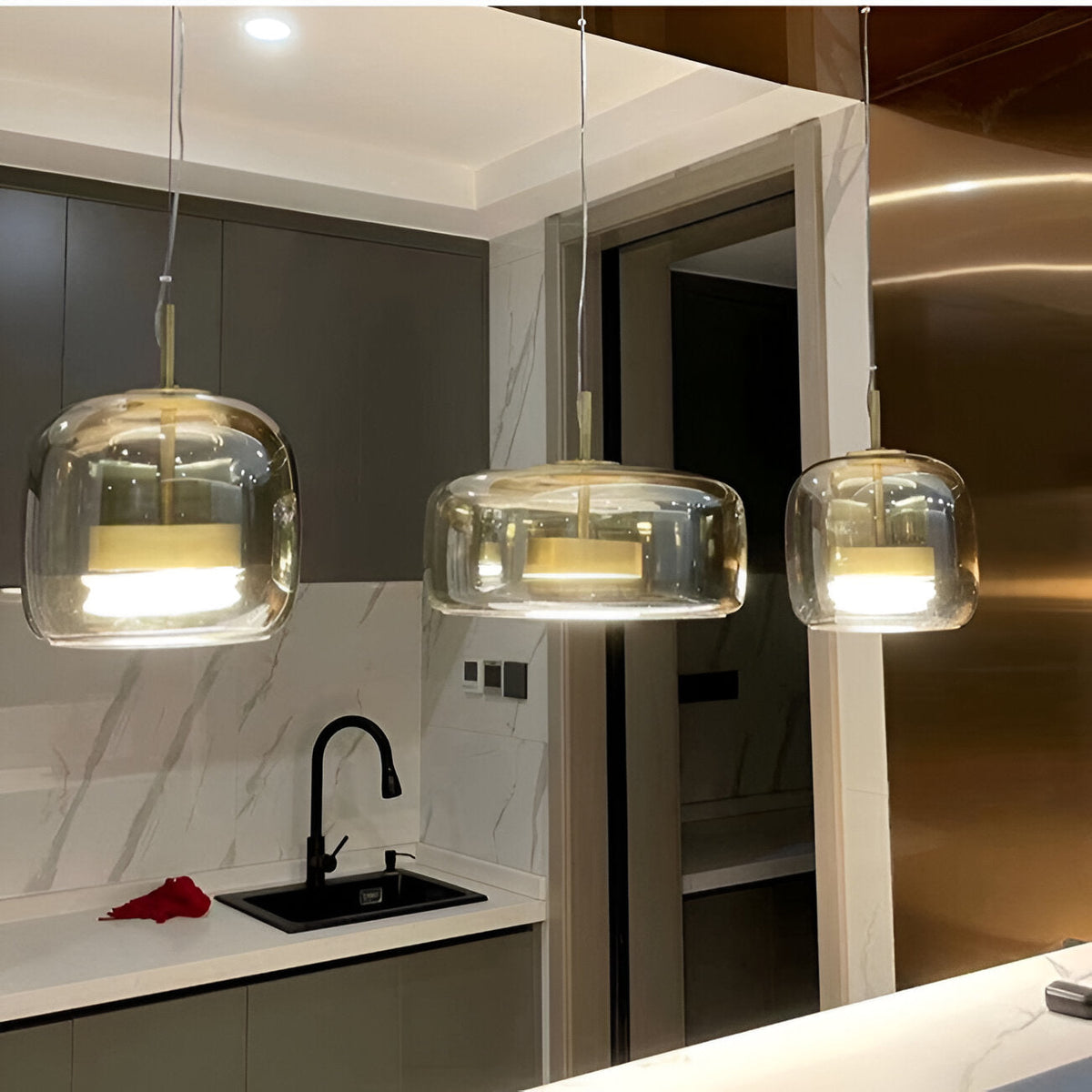 Lampa sufitowa w stylu retro z potrójnym kloszem szklanym i regulowanym oświetleniem LED