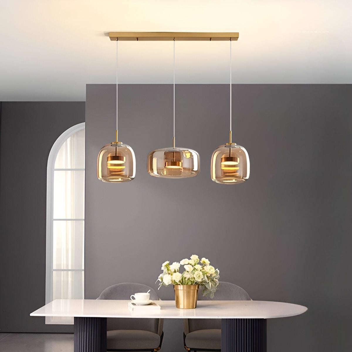 Lampa sufitowa w stylu retro z potrójnym kloszem szklanym i regulowanym oświetleniem LED