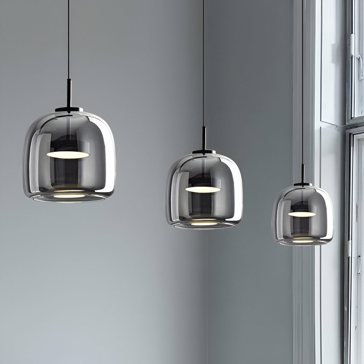 Lampa sufitowa w stylu retro z potrójnym kloszem szklanym i regulowanym oświetleniem LED