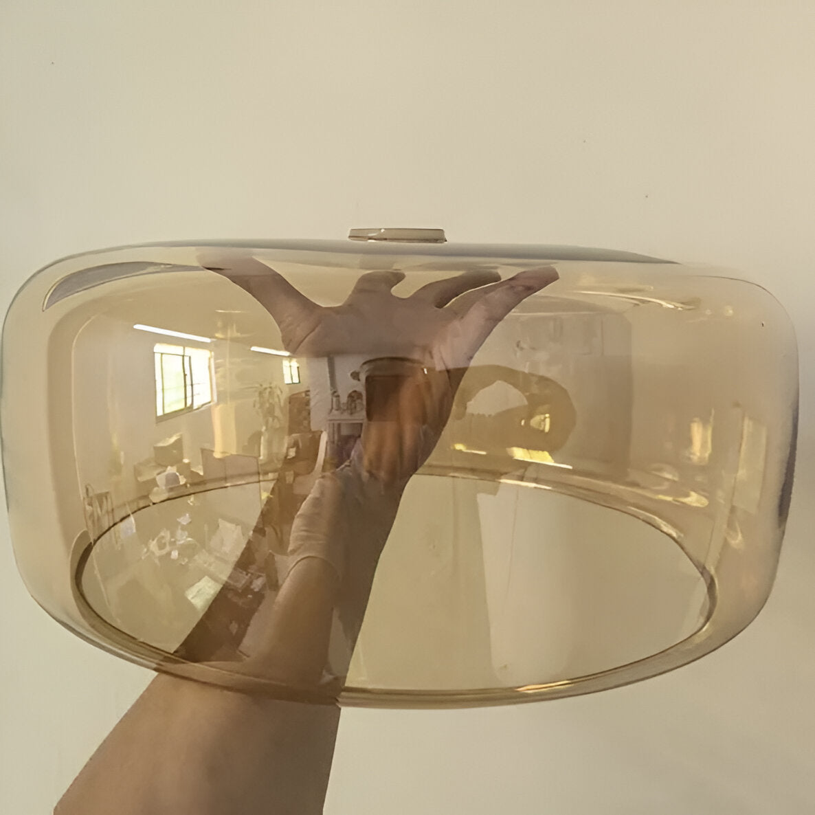 Lampa sufitowa w stylu retro z potrójnym kloszem szklanym i regulowanym oświetleniem LED