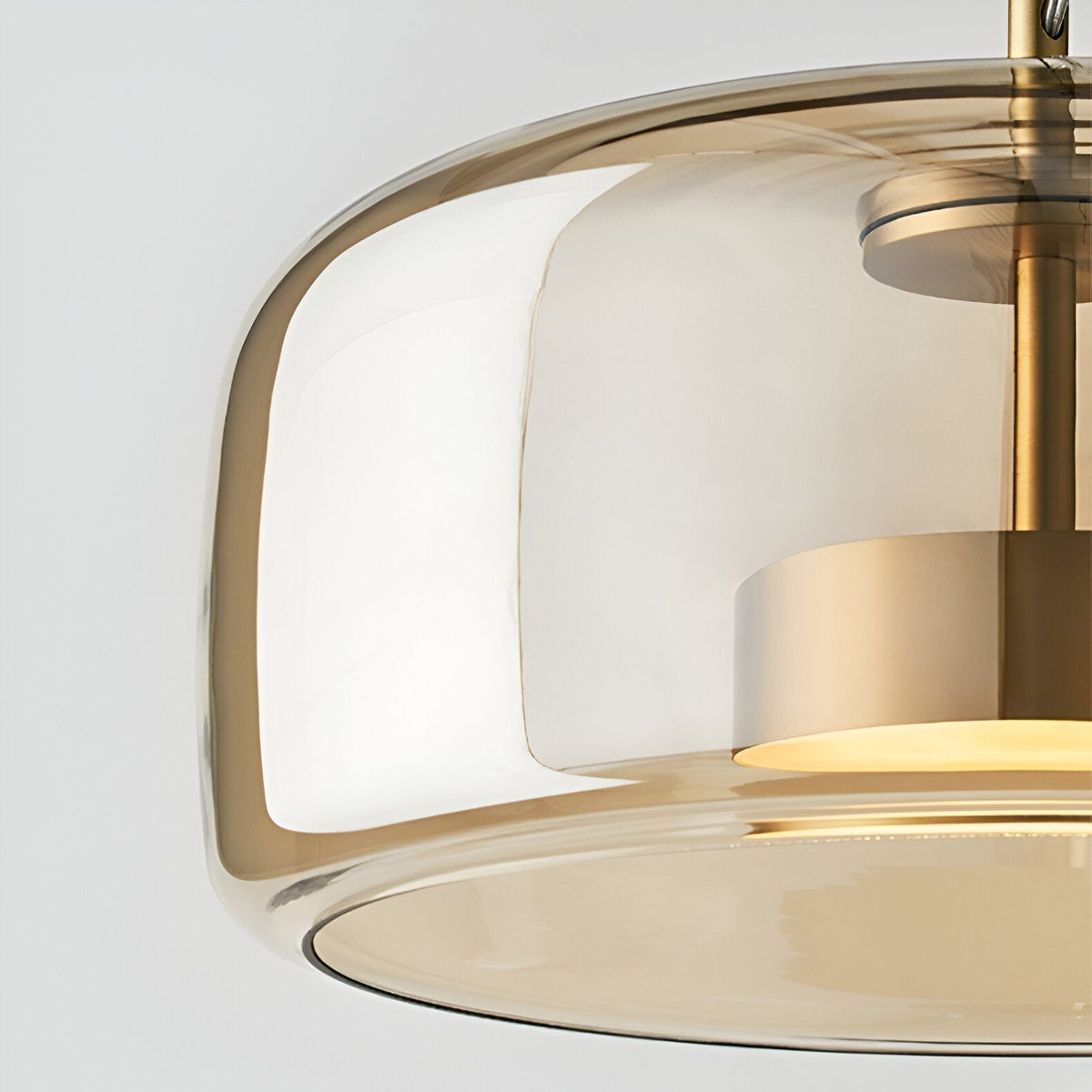 Lampa sufitowa w stylu retro z potrójnym kloszem szklanym i regulowanym oświetleniem LED