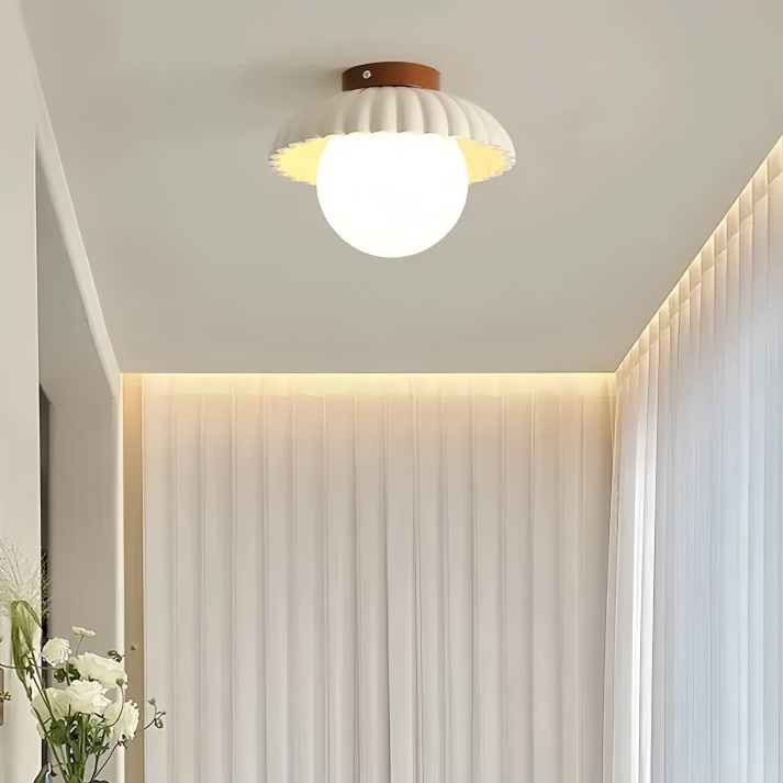 Lampa sufitowa z mlecznym kloszem zapewniająca ciepłe oświetlenie w holu