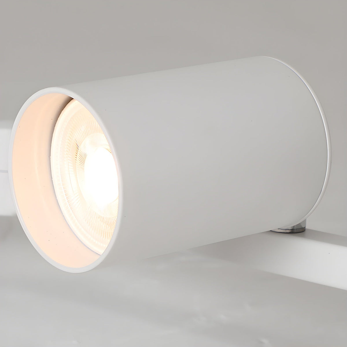 Lampa sufitowa z wieloma głowicami i regulowanymi reflektorami LED