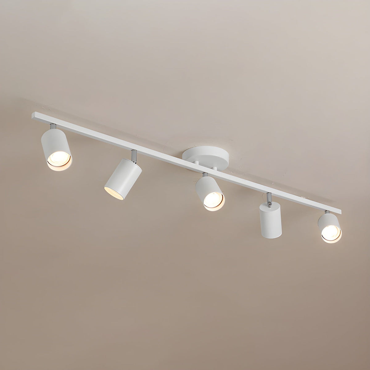 Lampa sufitowa z wieloma głowicami i regulowanymi reflektorami LED