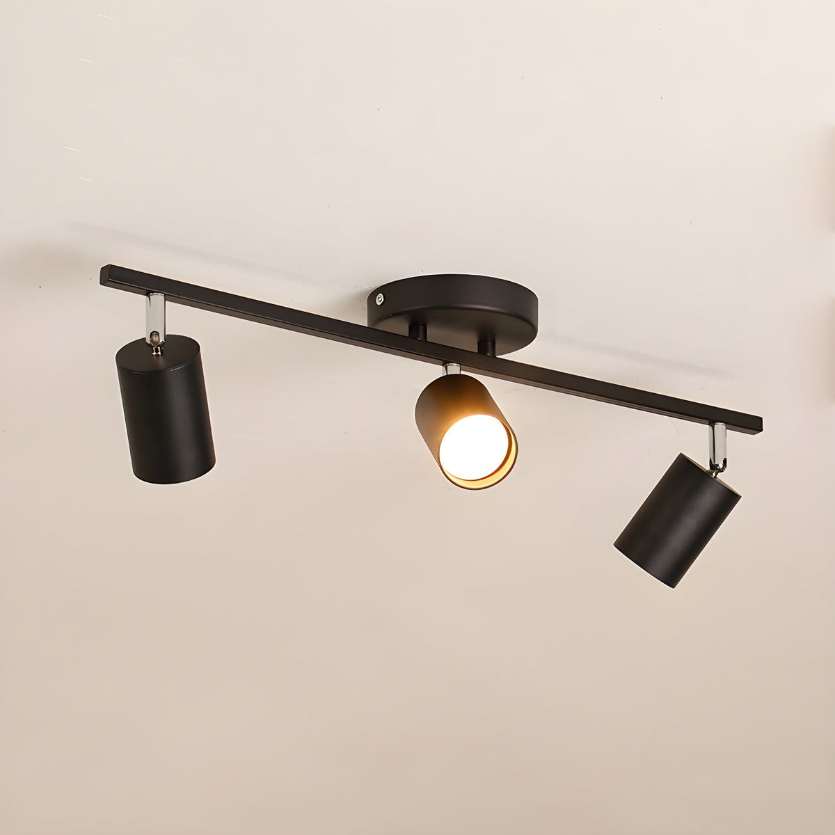 Lampa sufitowa z wieloma głowicami i regulowanymi reflektorami LED