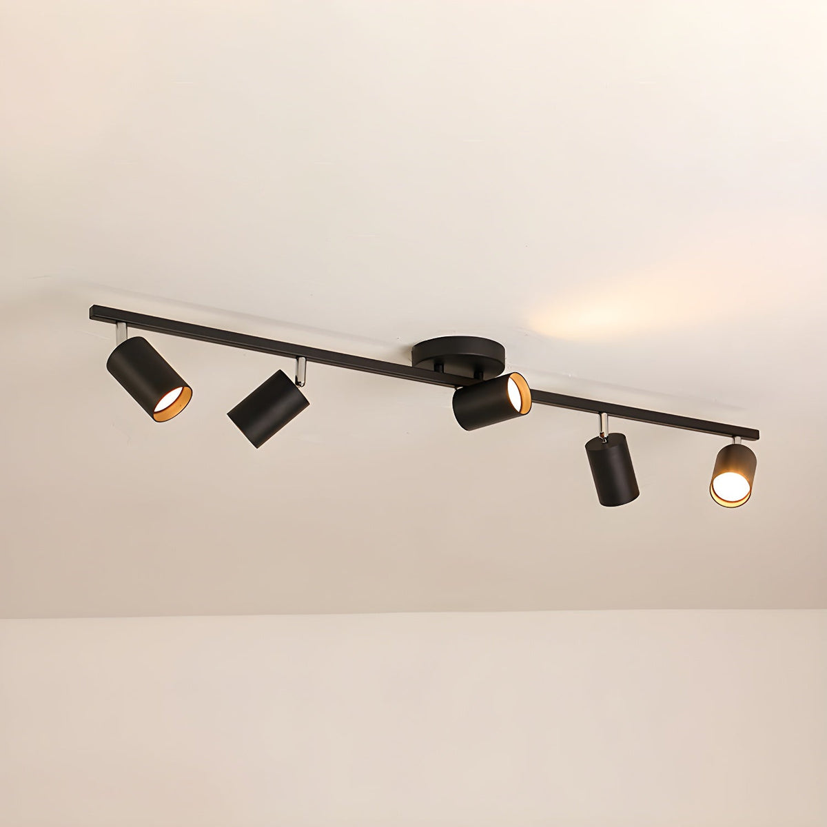 Lampa sufitowa z wieloma głowicami i regulowanymi reflektorami LED