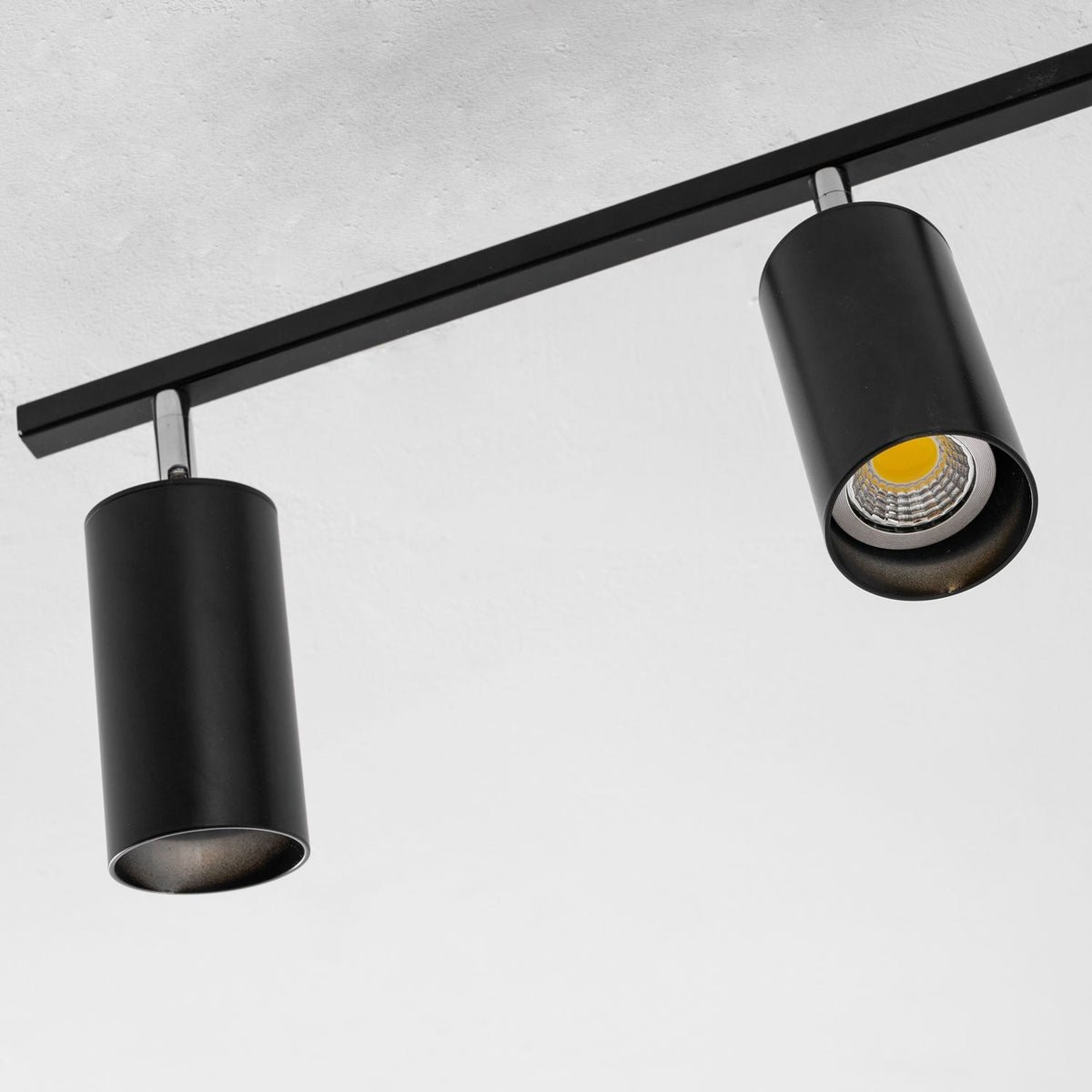 Lampa sufitowa z wieloma głowicami i regulowanymi reflektorami LED