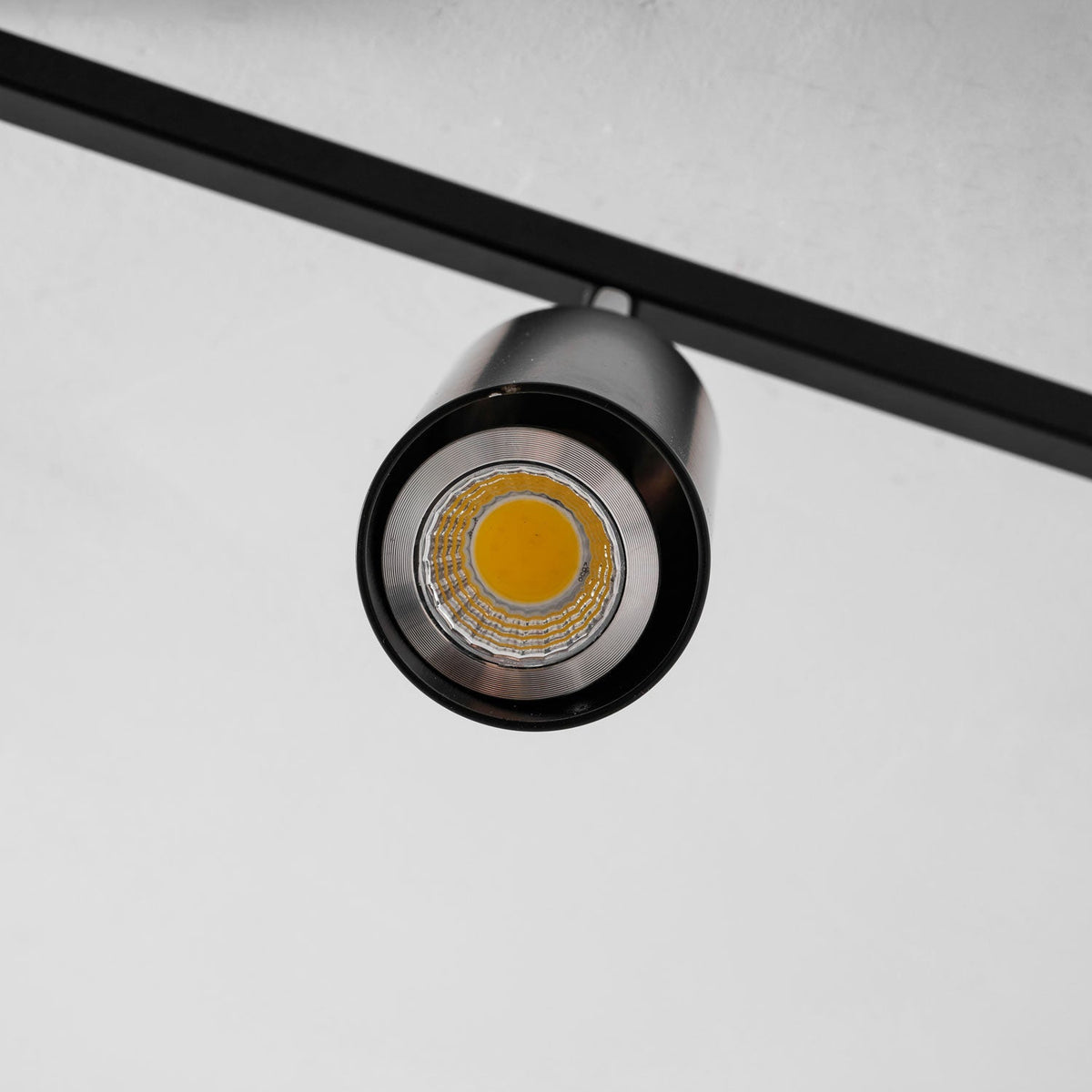 Lampa sufitowa z wieloma głowicami i regulowanymi reflektorami LED