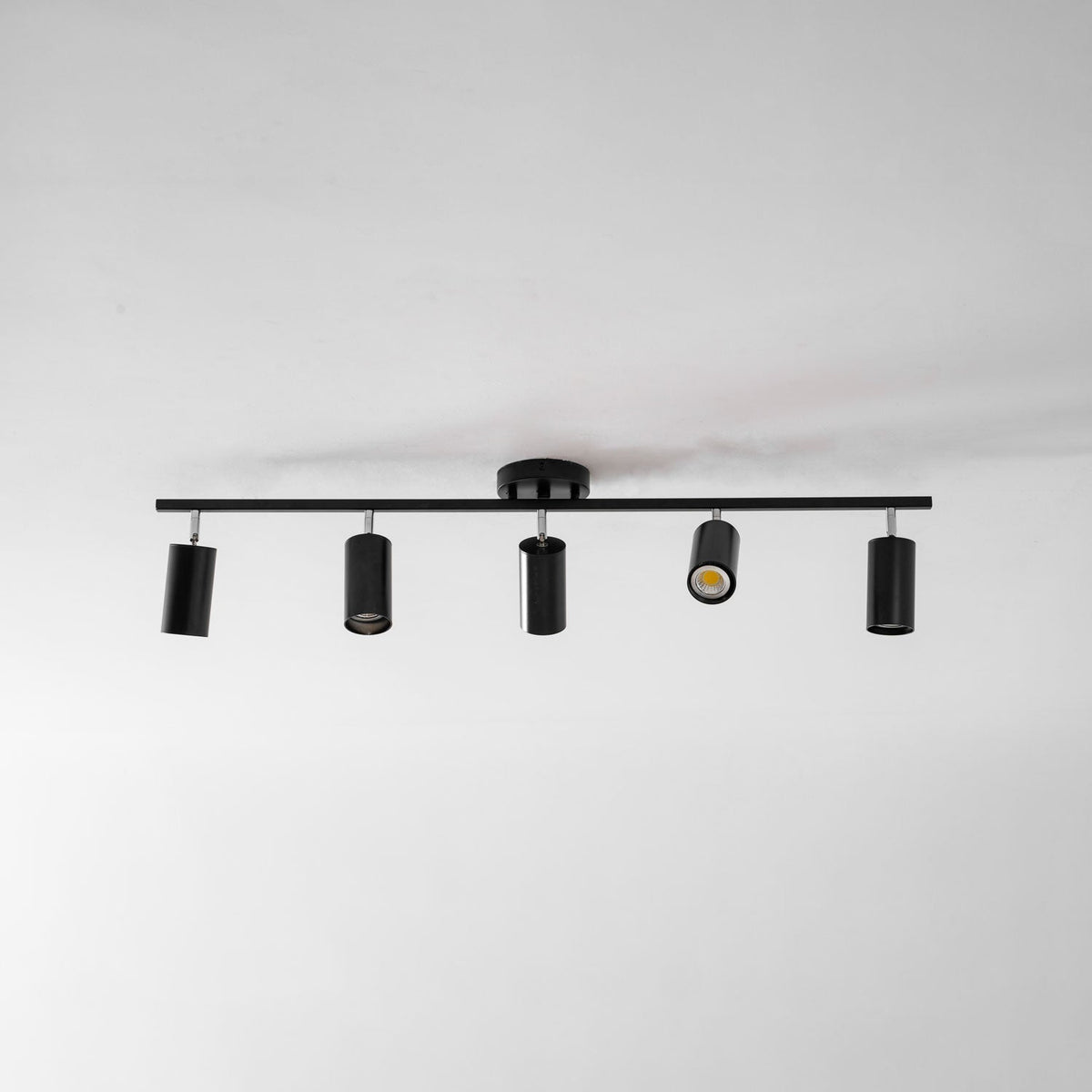 Lampa sufitowa z wieloma głowicami i regulowanymi reflektorami LED