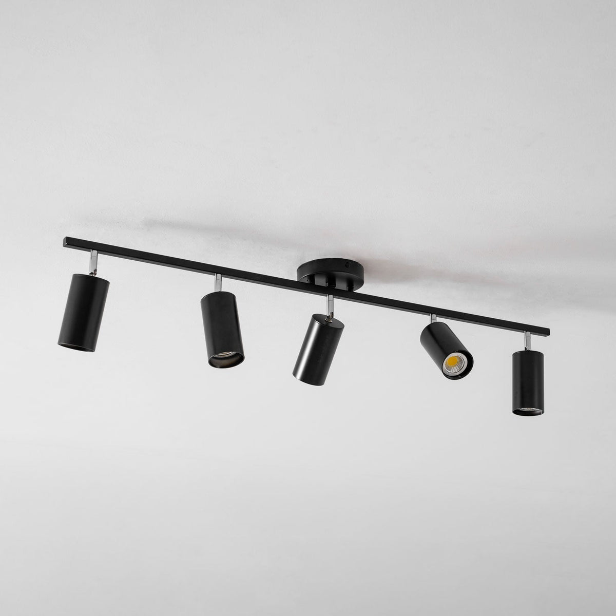 Lampa sufitowa z wieloma głowicami i regulowanymi reflektorami LED