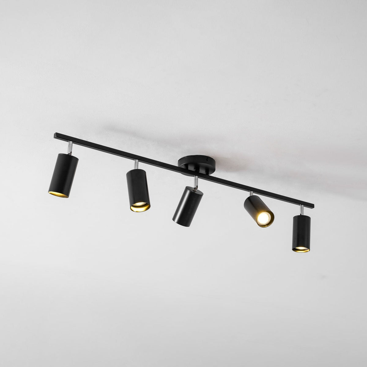 Lampa sufitowa z wieloma głowicami i regulowanymi reflektorami LED