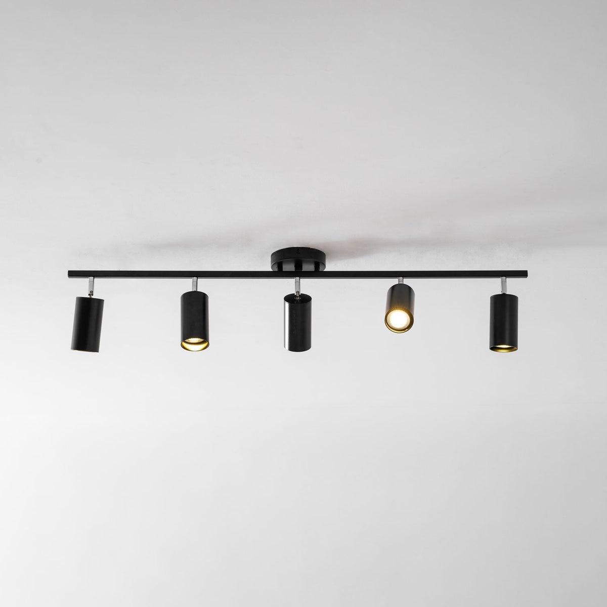 Lampa sufitowa z wieloma głowicami i regulowanymi reflektorami LED