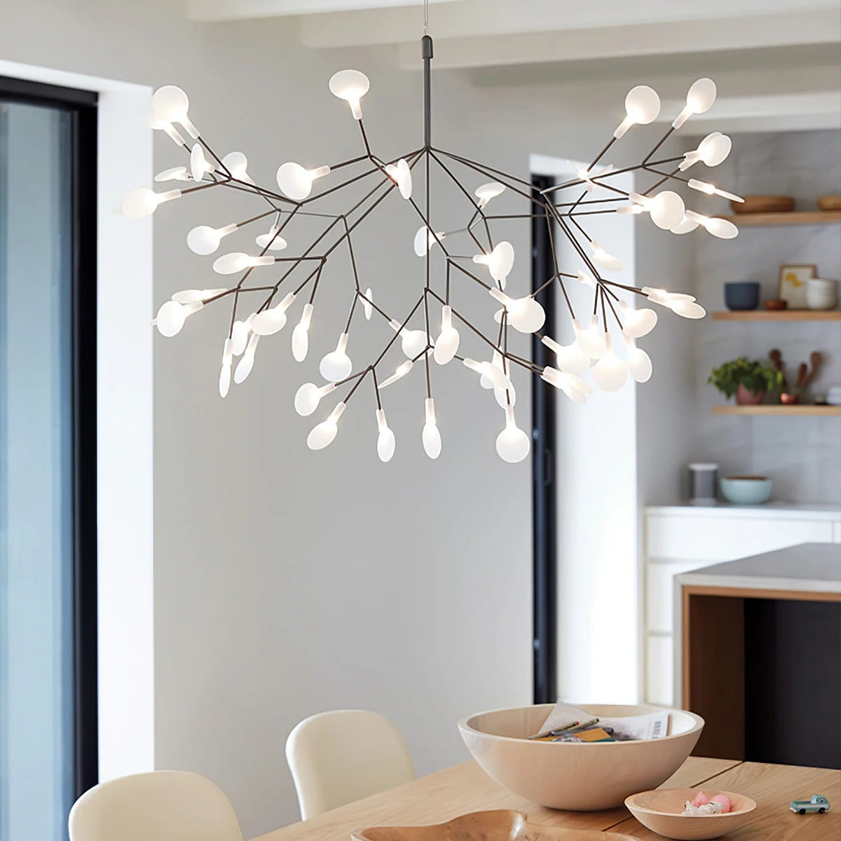 Lampy sufitowe w stylu Firefly – nowoczesny żyrandol typu Sputnik