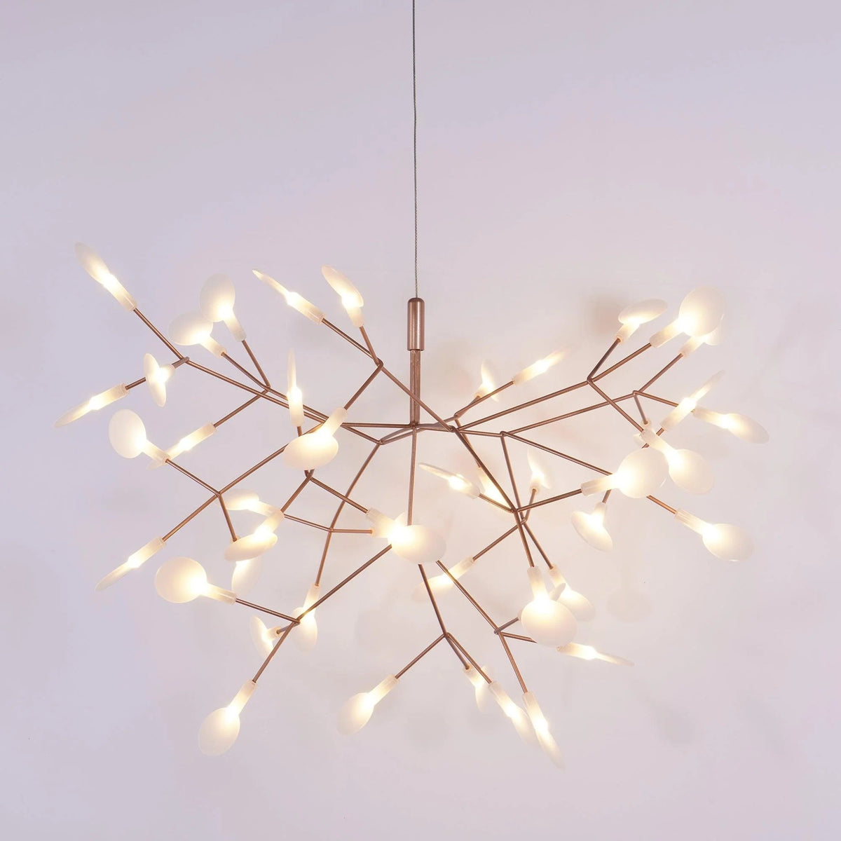 Lampy sufitowe w stylu Firefly – nowoczesny żyrandol typu Sputnik