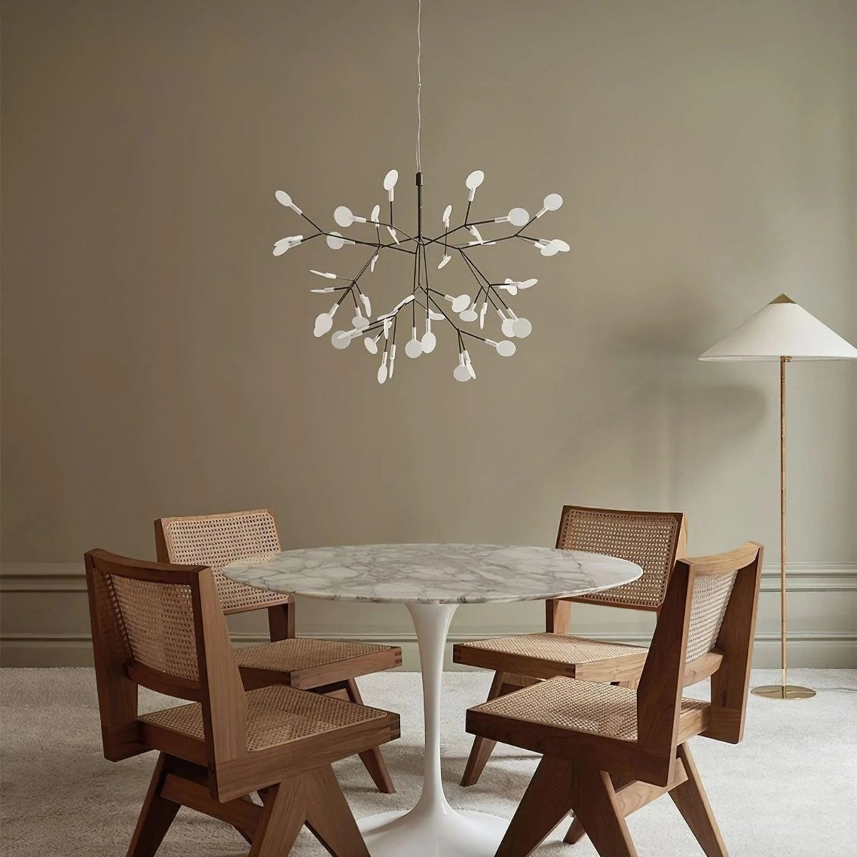 Lampy sufitowe w stylu Firefly – nowoczesny żyrandol typu Sputnik