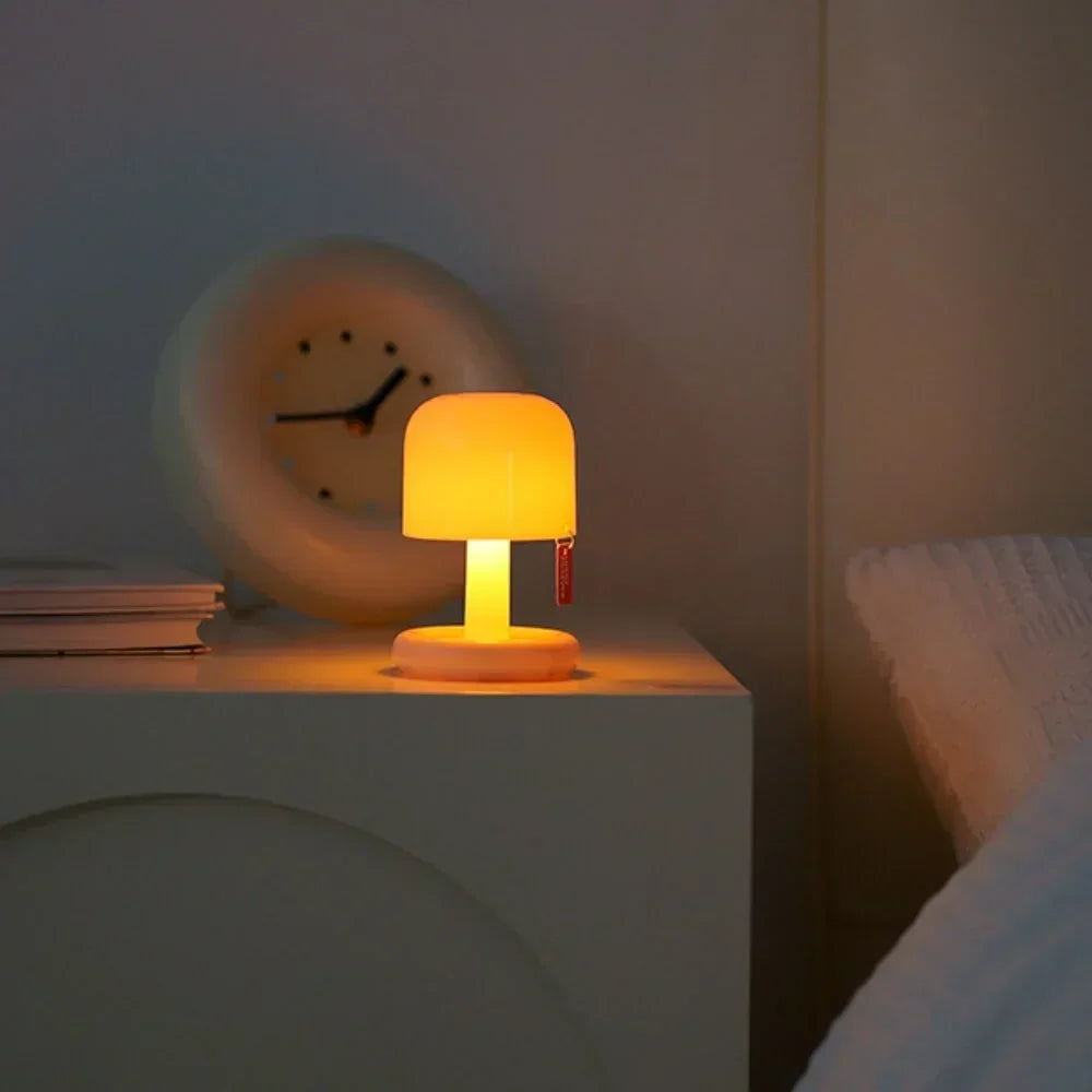 Nowoczesna lampka stołowa do sypialni minimalistyczny kształt grzybka