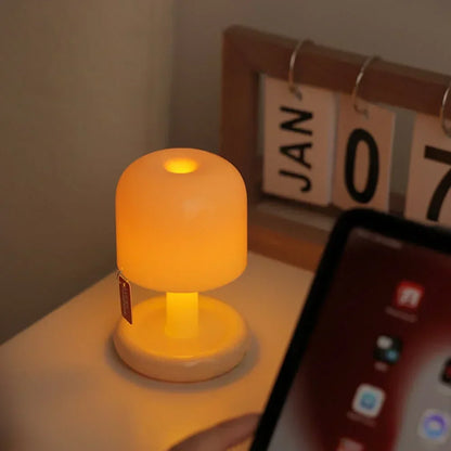 Nowoczesna lampka stołowa do sypialni minimalistyczny kształt grzybka