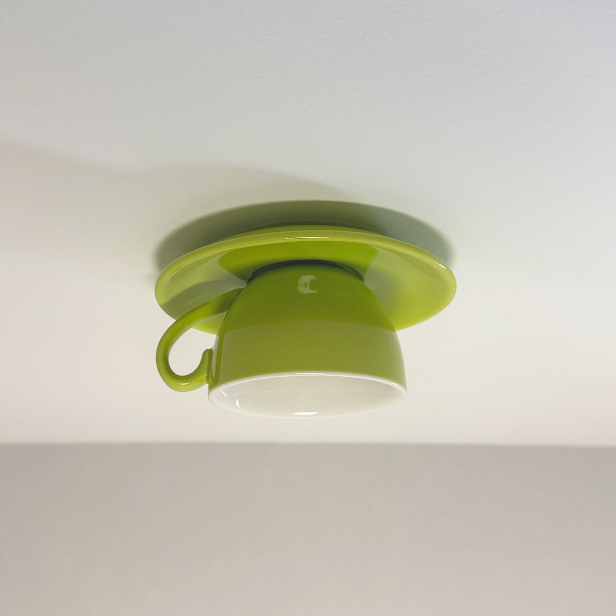 Ozdobna lampa sufitowa LED w kształcie filiżanki do nowoczesnych wnętrz