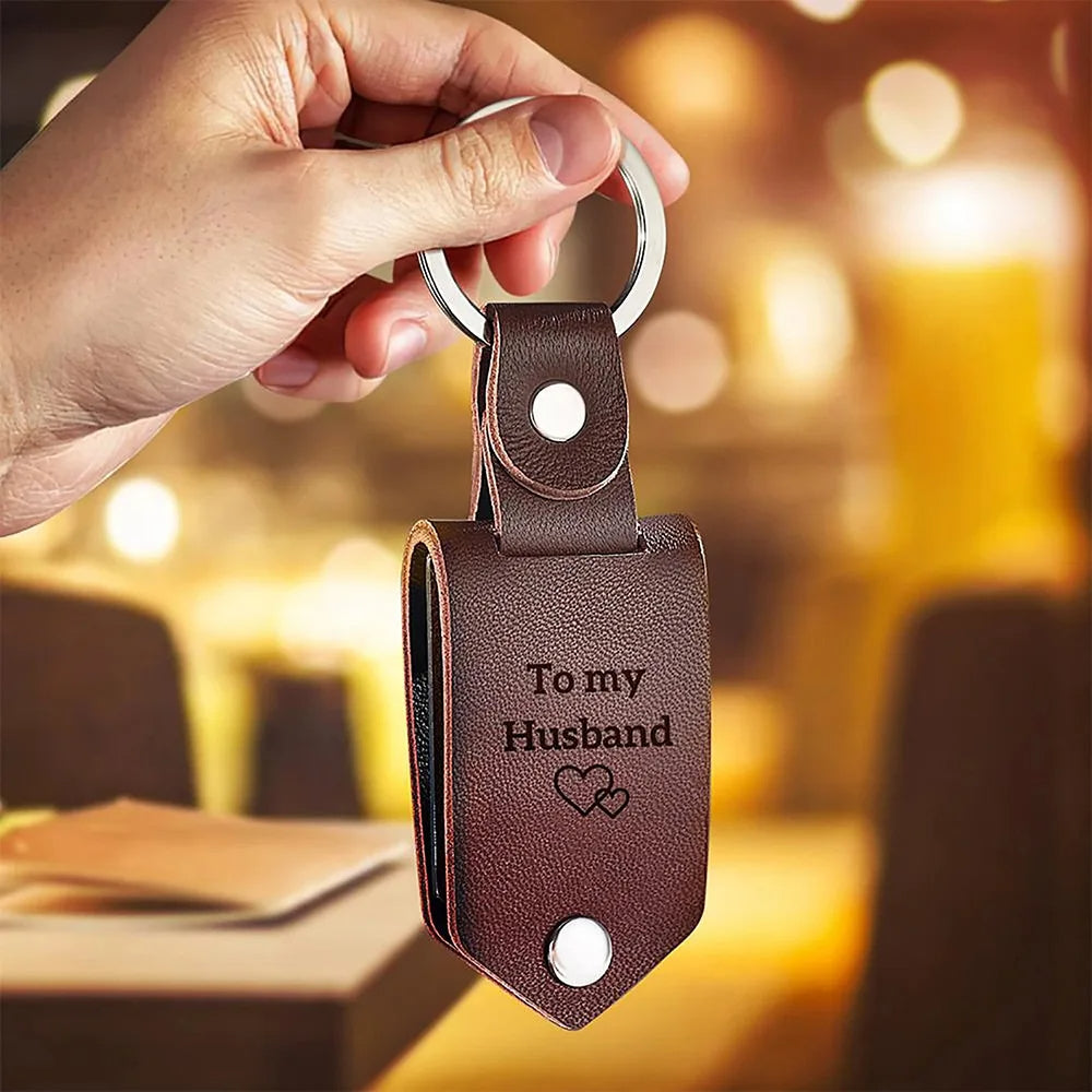 Personalizowany brelok książeczka – prezent dla pary