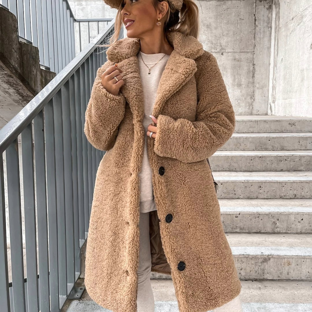 Płaszcz teddy damski długi oversize - zapięcie na guziki
