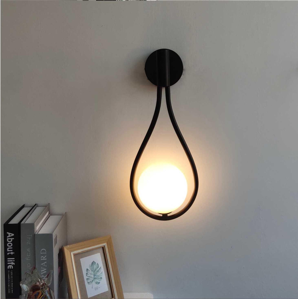 Skandynawska Lampa LED na Ścianę Elegancki Design w Matowej Czerni i Złocie