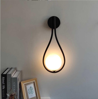 Skandynawska Lampa LED na Ścianę Elegancki Design w Matowej Czerni i Złocie
