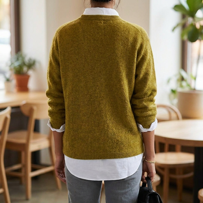 Sweter damski o klasycznym splocie