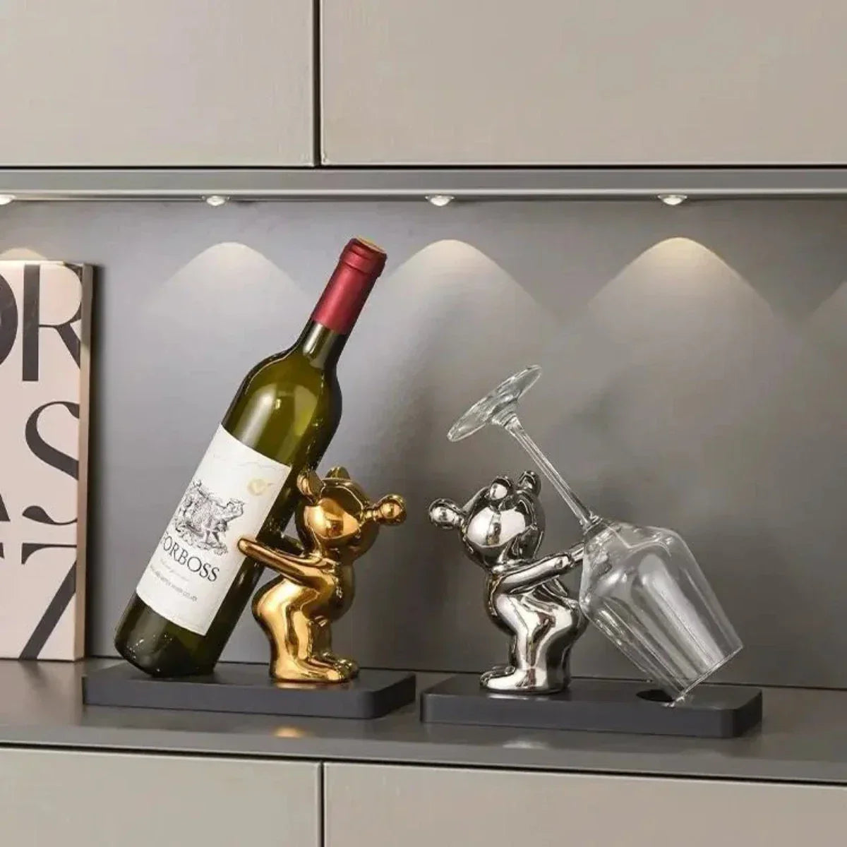 Uroczy Stojak na Wino Miś - Stylowa Dekoracja Domu