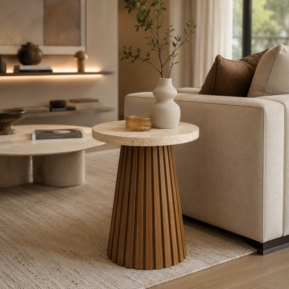 Okrągły Stolik Boczny z Ryflowaną Drewnianą Podstawą i Kamiennym Blatem w Stylu Modern Organic