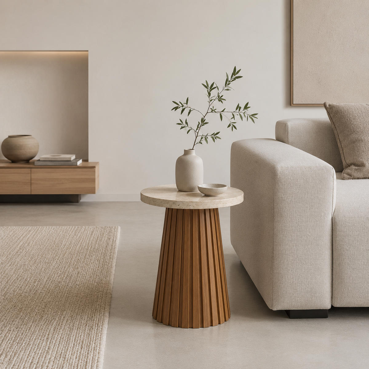 Okrągły Stolik Boczny z Ryflowaną Drewnianą Podstawą i Kamiennym Blatem w Stylu Modern Organic